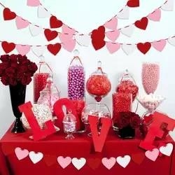 Строка баннера гирлянды сердца святого Валентина для годовщины свадьбы рождения